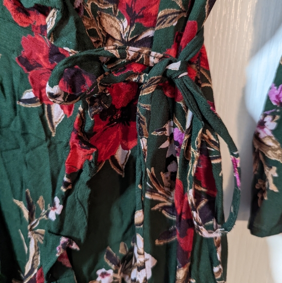 2/$40 ✨Urban Outfitters Wrap Floral Dress - Picture 7 of 7